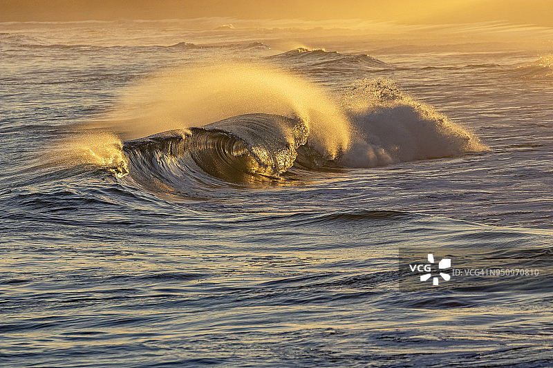 海景：日落时分的海浪图片素材