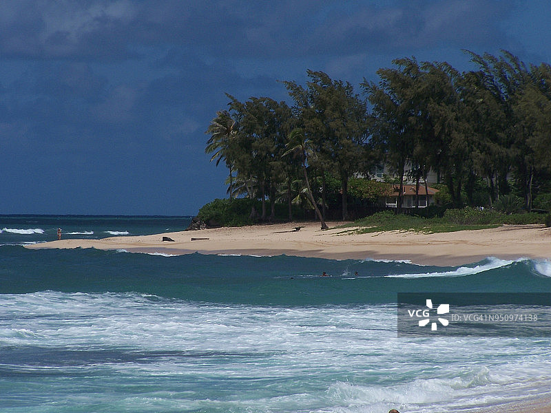 在毛伊岛海岸线上拍打的海浪图片素材