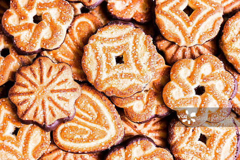 什锦饼干。浸在巧克力酱中的饼干系列。釉面食品。以不同形状的甜饼干为背景的食物。全画幅图像。微距食物摄影。纹理。图片素材