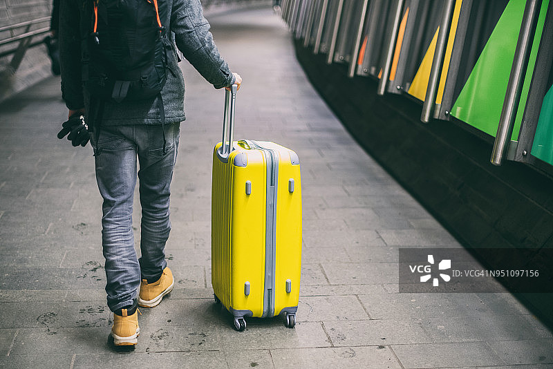 携带行李的年轻男子的特写镜头图片素材