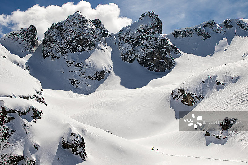 两名冬季徒步旅行者穿过山脊图片素材