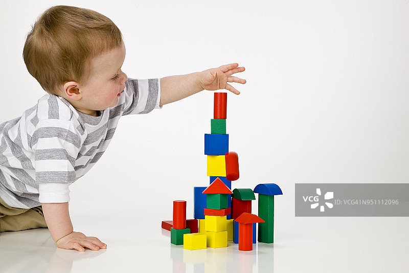 玩积木的男婴图片素材