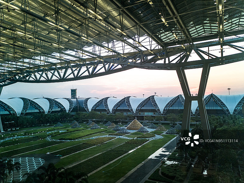 泰国傍晚的国际机场图片素材