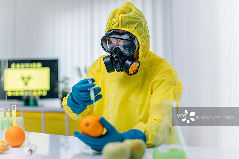 男子在实验室里对橙子进行实验图片素材