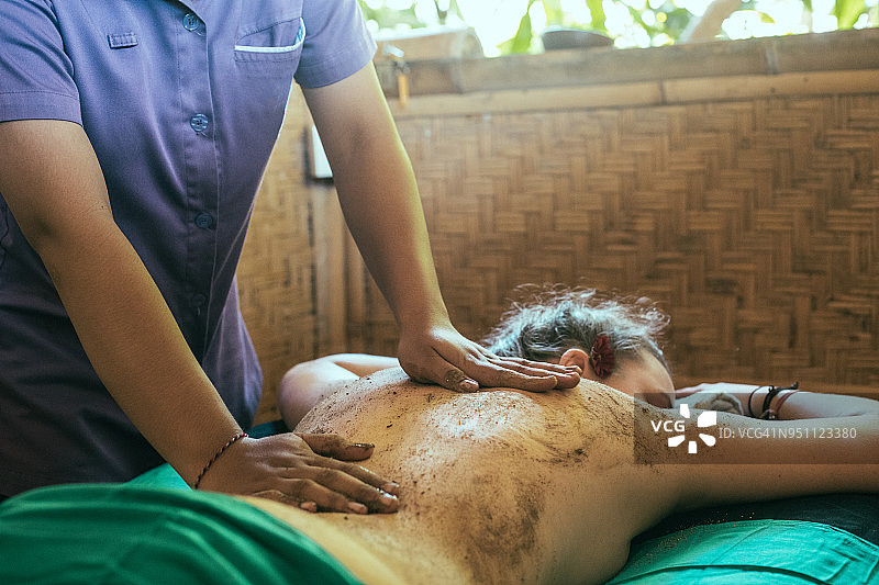 正在接受身体面膜护理的女人图片素材