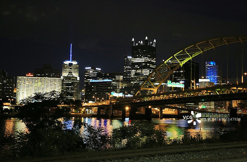 美国宾夕法尼亚州匹兹堡市中心夜景图片素材