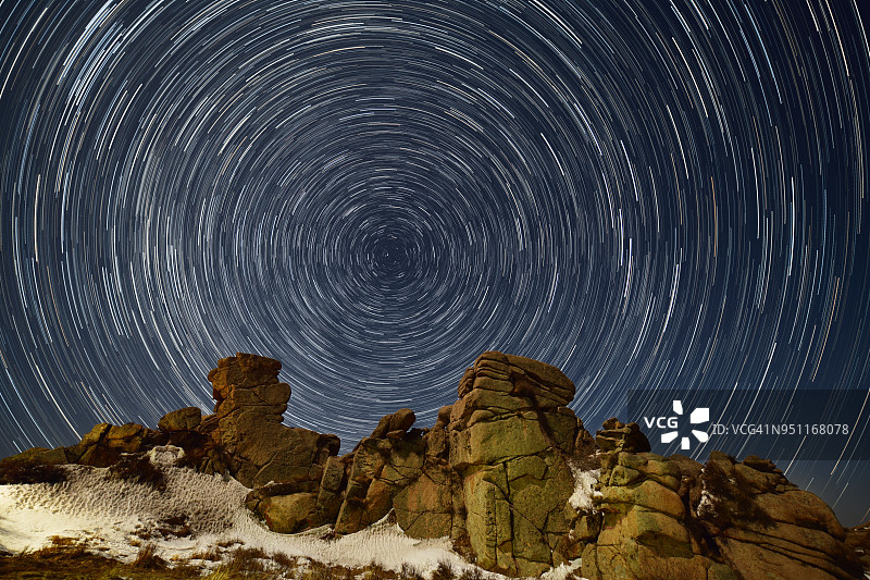 星轨下的雪山图片素材