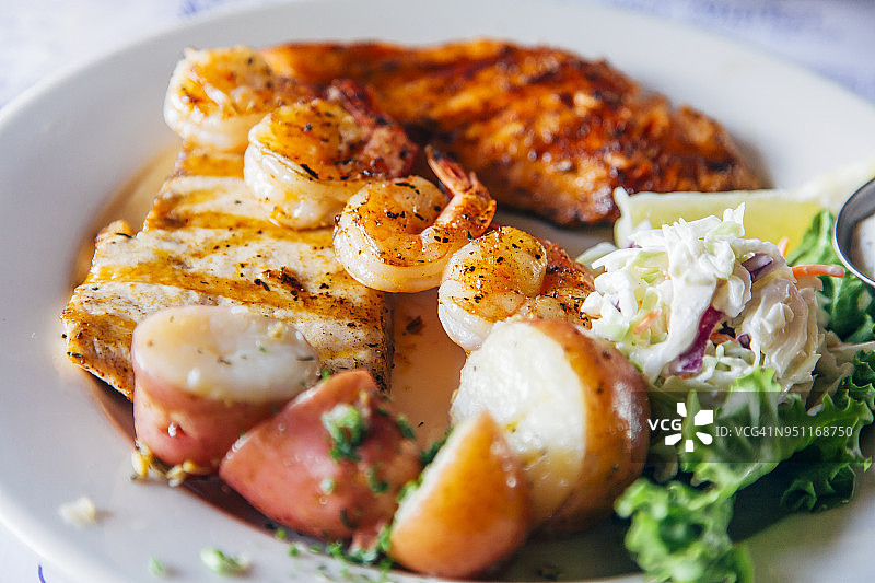 旧金山渔人码头的烤虾鱼肉土豆沙拉套餐图片素材