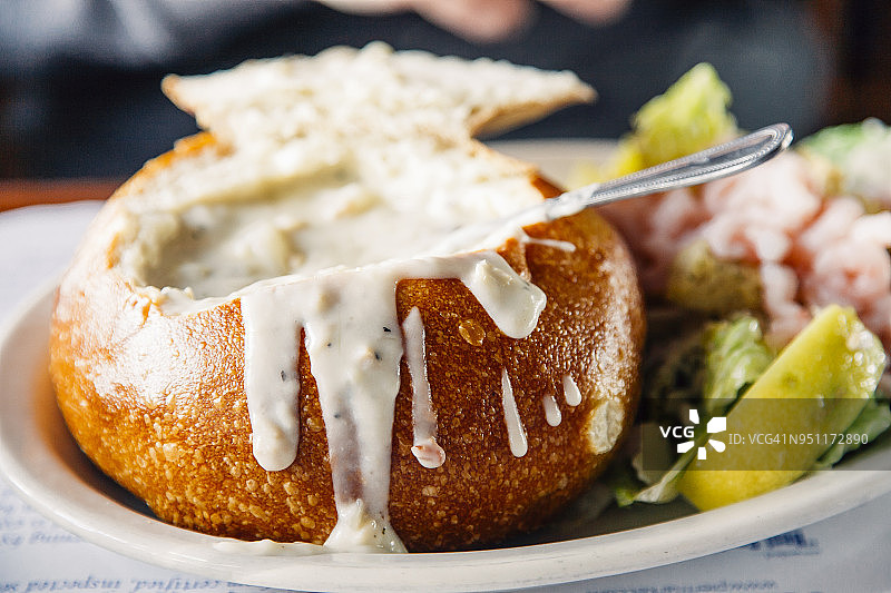 面包碗盛放的蛤蜊浓汤图片素材