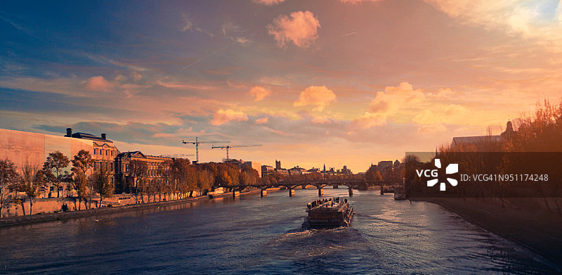 塞纳河上的船只图片素材