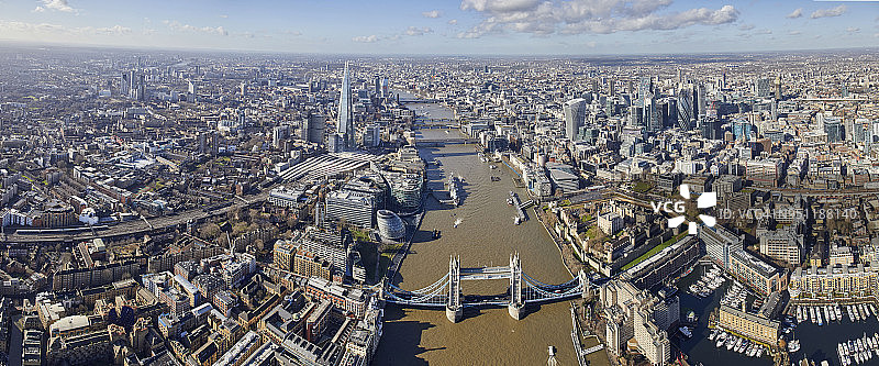 从瓦平向西俯瞰泰晤士河和伦敦市的航拍全景，英国图片素材
