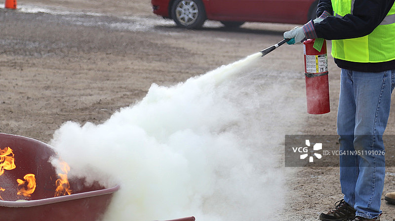救援人员使用灭火器进行训练图片素材