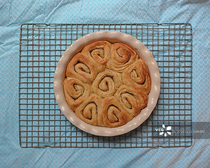 烤盘中的肉桂卷图片素材