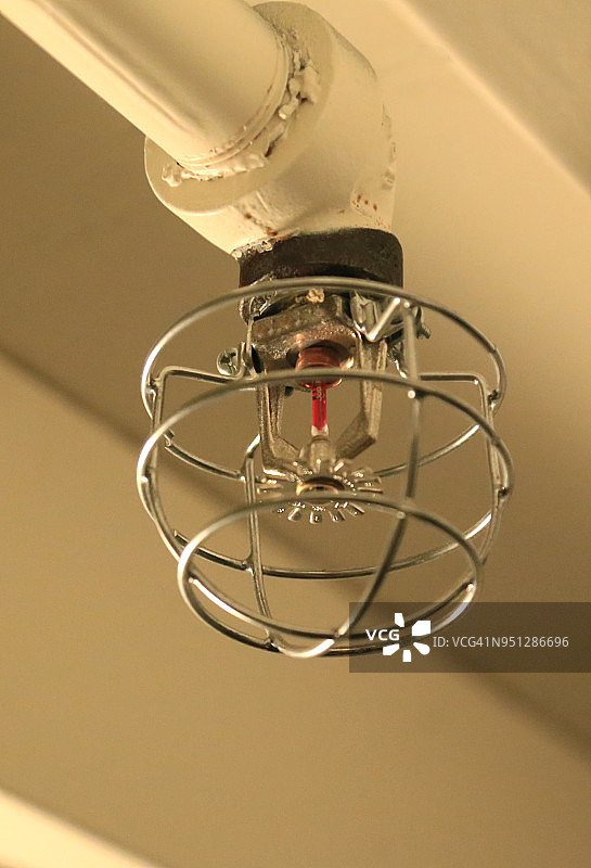 带温度感应红色玻璃球的下垂式喷头图片素材