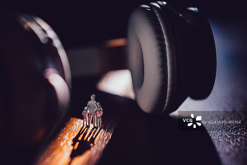 站在大耳机之间的家庭玩偶图片素材