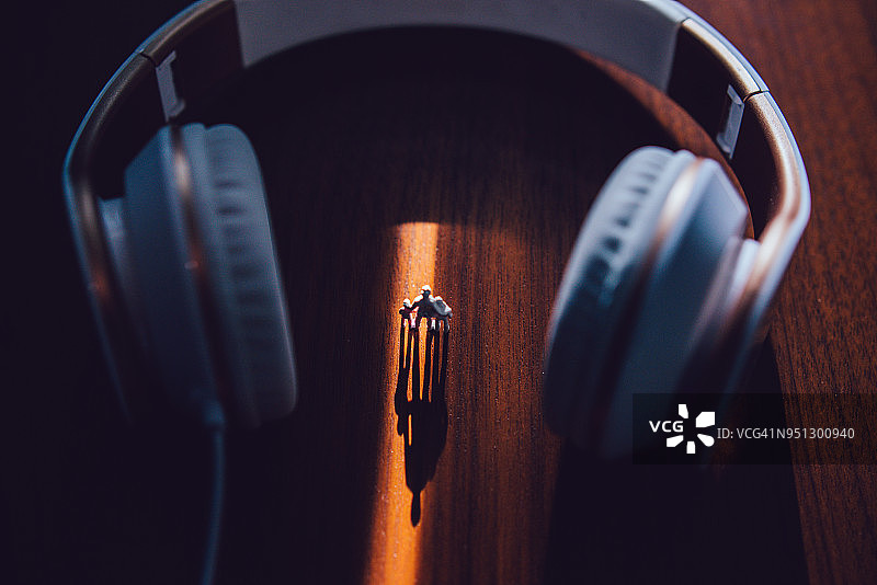 大耳机之间的塑料小雕像图片素材