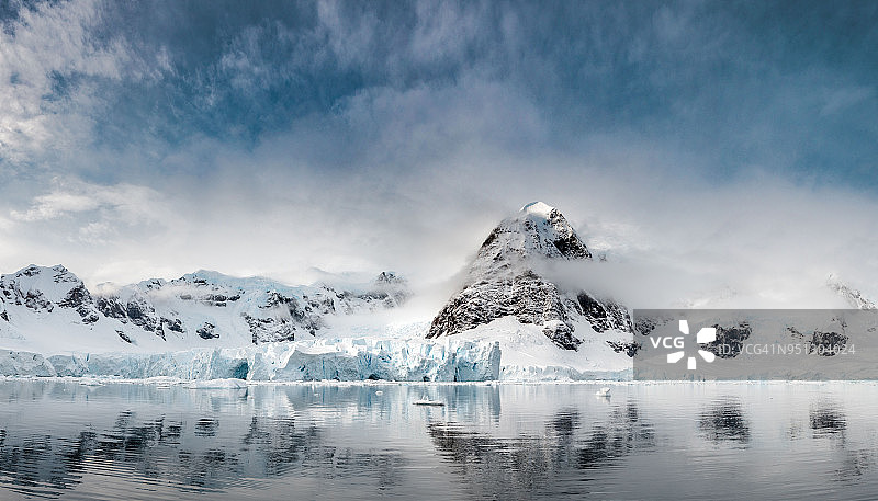 南极洲的天堂湾和冰川景观图片素材
