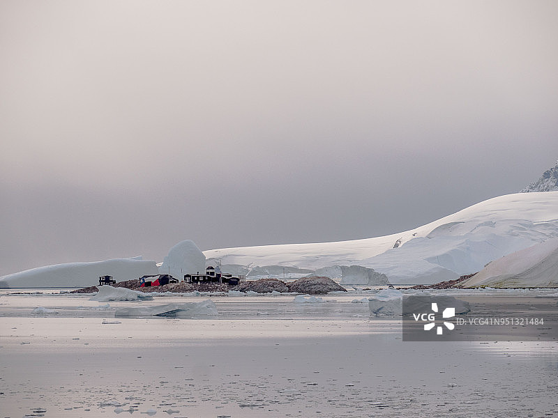 日落时分的南极科考站图片素材