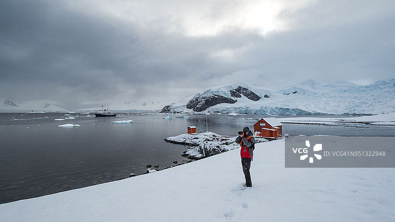 游客在南极半岛天堂湾拍照图片素材