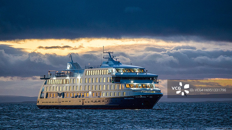 麦哲伦海峡日出时的邮轮图片素材