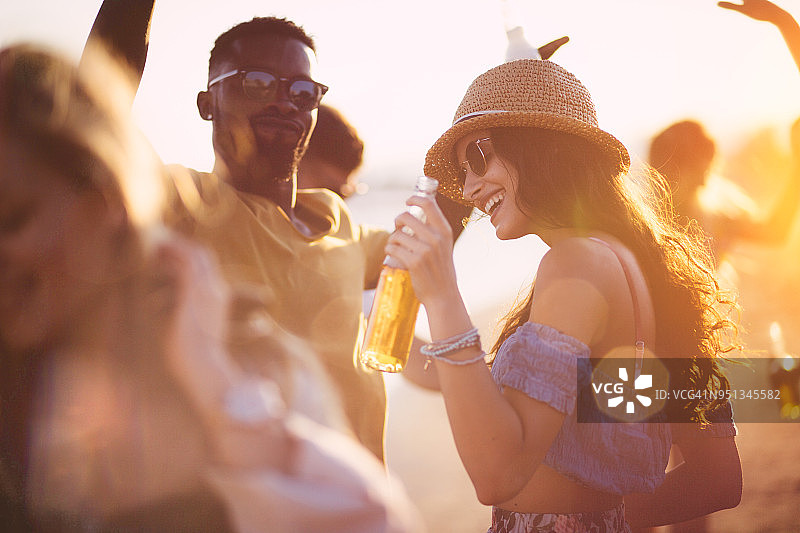 在夏季海滩派对上跳舞的年轻的多种族潮人朋友图片素材