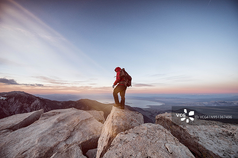 加利福尼亚州莫诺湖的日落峰图片素材