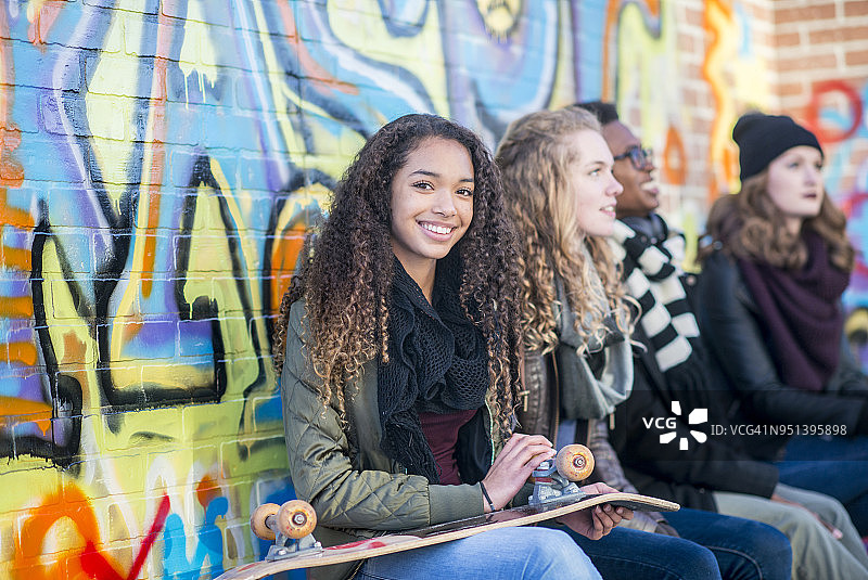 快乐的少女和朋友们图片素材