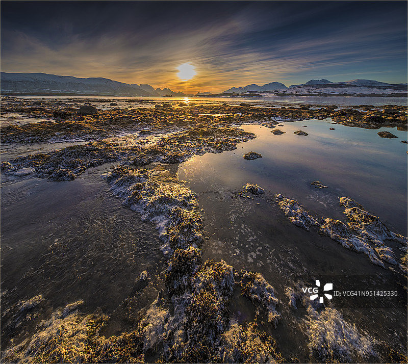 挪威特罗姆瑟哈科亚岛北极圈的冬季退潮景色图片素材