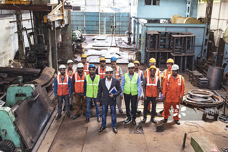工厂员工团队，在主管和厂主的带领下看向镜头图片素材