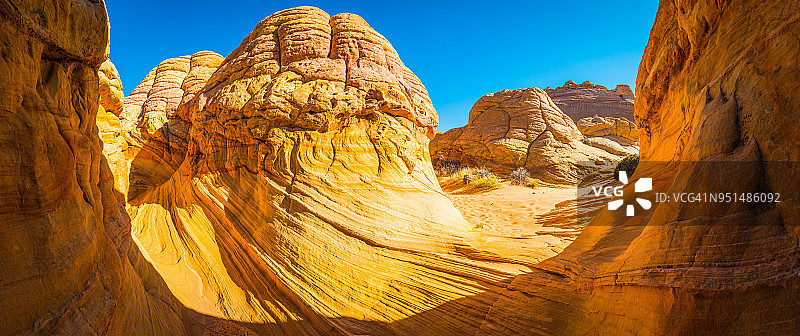 金色沙漠地层全景：美国亚利桑那州科约特比ute浪图片素材