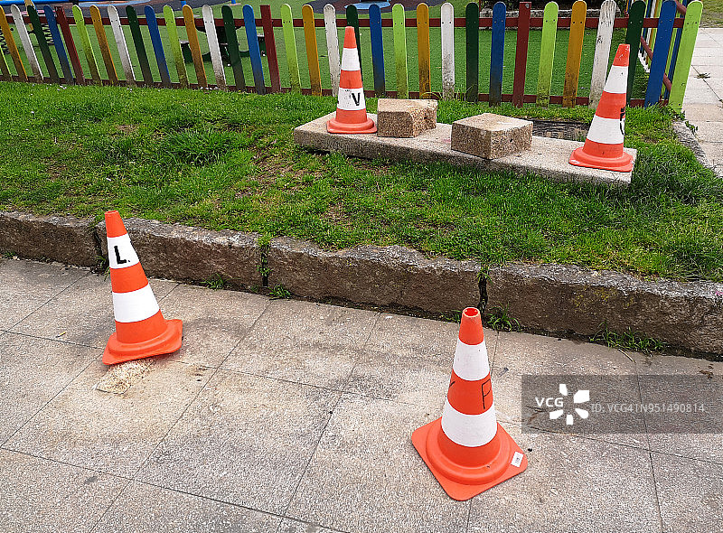 被流氓破坏的长椅图片素材