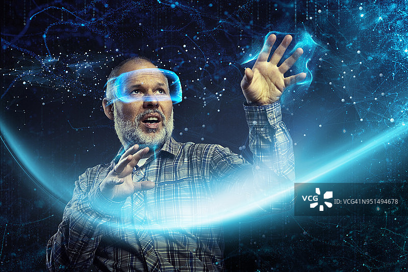 男人探索虚拟现实并操控电力图片素材