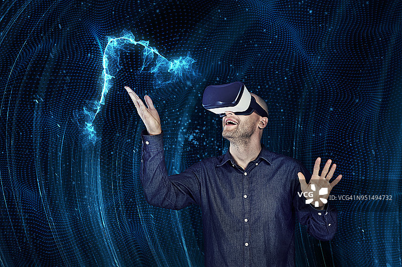 男人探索虚拟现实并操控电力图片素材