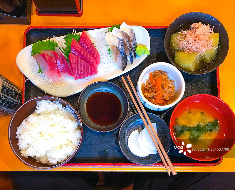 日式午餐：生鱼片和凉拌茄子图片素材