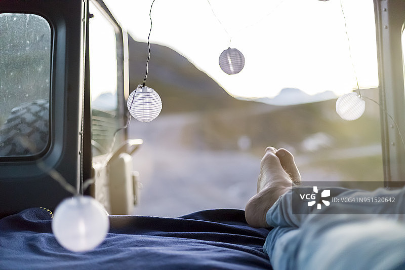 意大利皮埃蒙特巴塞特山：躺在路虎汽车里的年轻男子图片素材