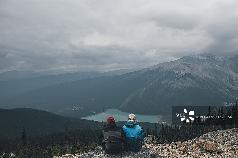 加拿大不列颠哥伦比亚省优鹤国家公园，登山者在伯吉斯山欣赏翡翠湖图片素材