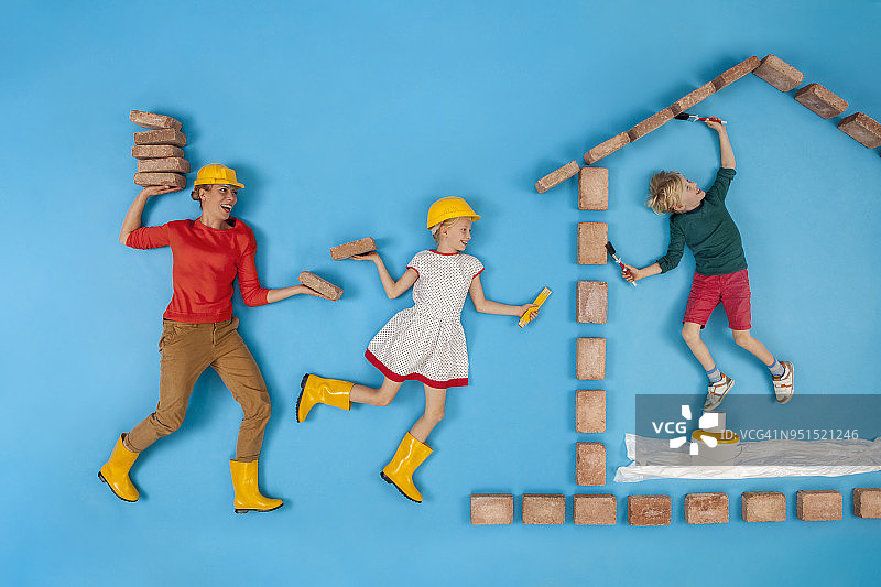 母亲和孩子们绘画并建造新家图片素材