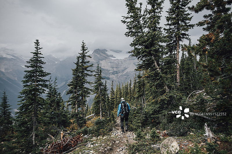 加拿大优鹤国家公园，男人伯吉斯山徒步图片素材