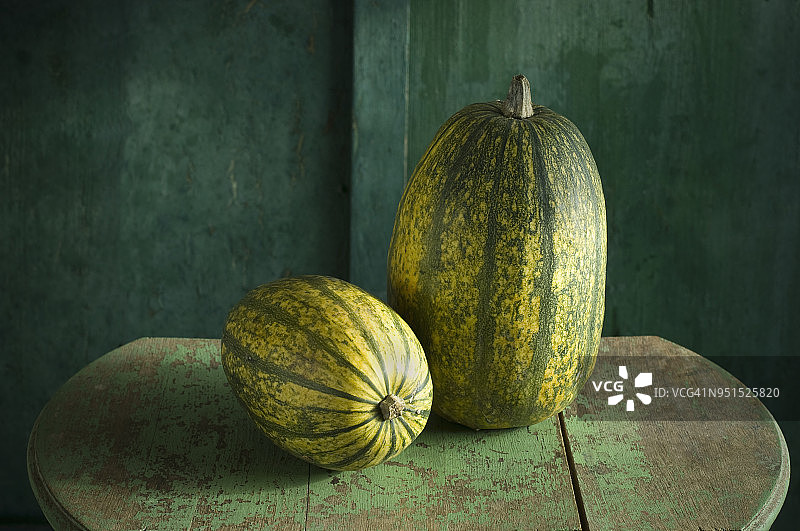 两个绿色的意大利面条南瓜图片素材