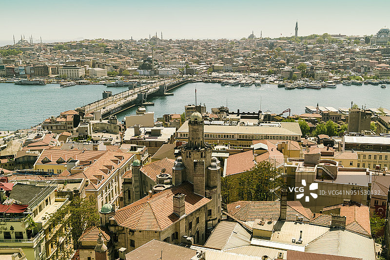 土耳其伊斯坦布尔博斯普鲁斯海峡城市景观（从加拉塔看到的金角湾和加拉塔大桥）图片素材