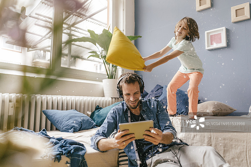 父子在家中玩枕头大战图片素材