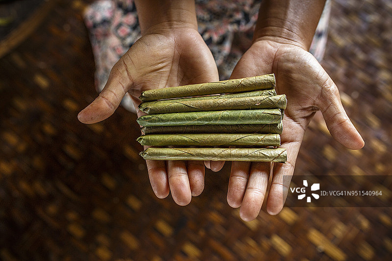 女人手拿一堆雪茄，掸邦，缅甸图片素材