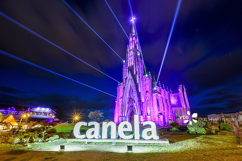 巴西南里奥格兰德州卡内拉中央照明的岩石大教堂夜景图片素材