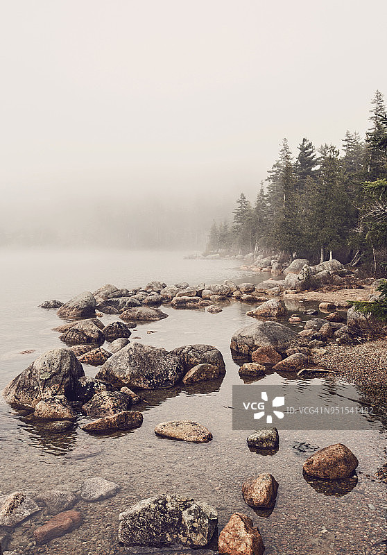 美国缅因州阿卡迪亚国家公园雾中的约旦池塘图片素材