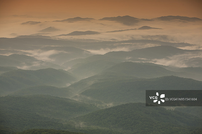 美国北卡罗来纳州林维尔，晨雾笼罩的森林山丘和祖父山航拍图片素材