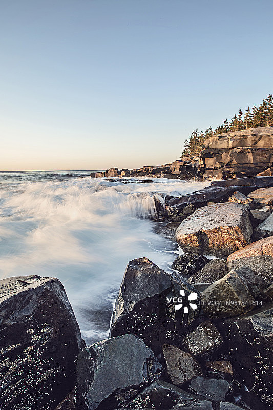晴空下多岩石的海岸线景观，斯库迪克半岛，缅因州阿卡迪亚国家公园，美国图片素材