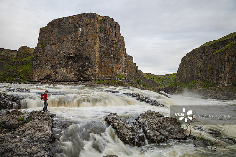 华盛顿州帕卢斯瀑布州立公园河流和岩层附近的徒步旅行者图片素材