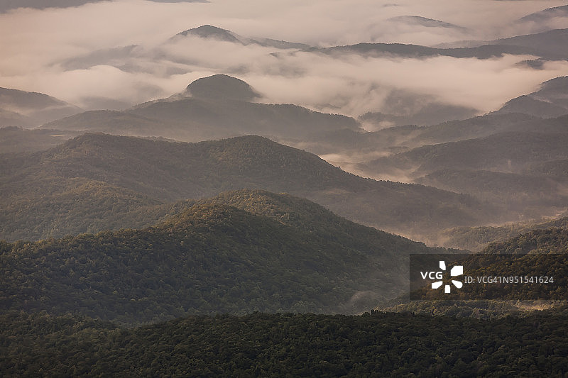 美国北卡罗来纳州林维尔，晨雾笼罩的森林山丘和祖父山航拍图片素材
