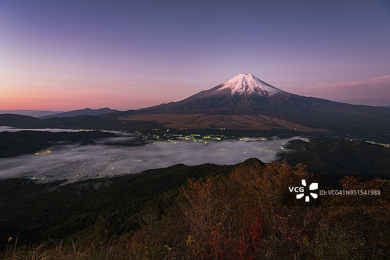 云海之上的富士山图片素材