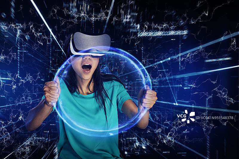 年轻女人体验虚拟现实图片素材